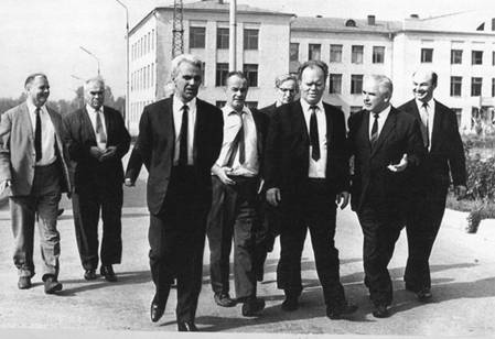 Chief officials of the USSR Academy of Sciences visit VNIIFTRI. In the foreground: President of the USSR Academy of Sciences, academician M. Keldysh, academician M. Millionshchikov and Chair of Gosstandart V. Boytsov. 1969.