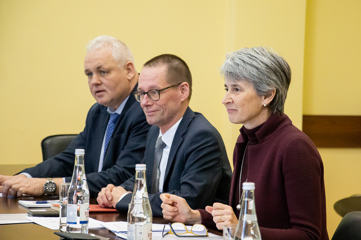 Директор BIPM М. Милтон; Руководитель Отделения времени BIPM П. Тавелла 