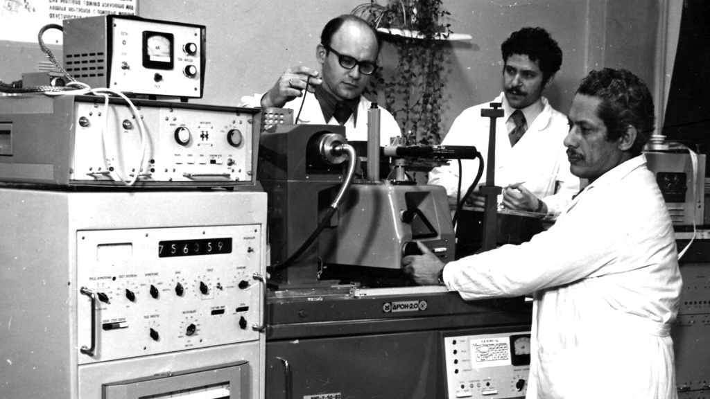  Эксперимент по высокочастотной модуляции рентгеновского излучения в кристалле пьезополупроводника ведут М.В.Балаханов, Ф.Л.Визен и В.И.Пустовойт, 1979 г.